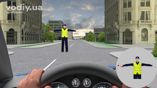 Регулювальник на перехресті стоїть грудьми до водія, руки розведені в сторони, вид з-за керма автомобіля.