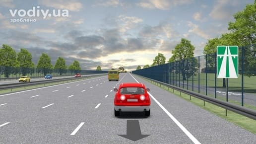 Рух заднім ходом на автомагістралі, дорожній знак 5.1 «Автомагістраль», червоний автомобіль на узбіччі.