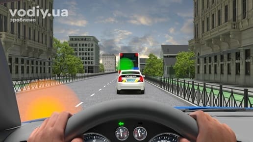 Поліцейський автомобіль з увімкненим зеленим проблисковим маячком супроводжує колону автобусів, випередження колони на дорозі в місті.