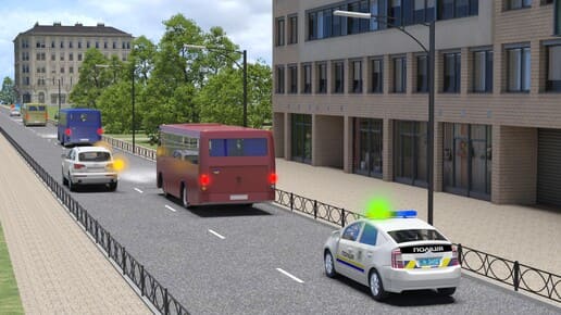 Білий автомобіль намагається зайняти місце в колоні автобусів, яку супроводжує поліція з увімкненими синім та зеленим проблисковими маячками.