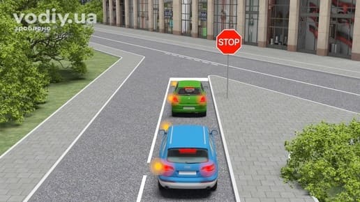 Дорожній знак 2.2 «Проїзд без зупинки заборонено», розмітка 1.12 (стоп-лінія), синій та зелений автомобілі перед виїздом на головну дорогу.