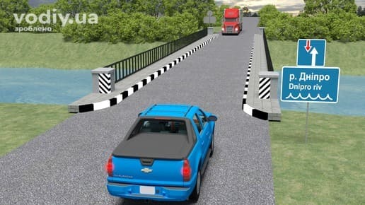 Синій автомобіль та червона вантажівка на вузькому мосту, дорожній знак 2.6 «Перевага перед зустрічним рухом». Черговість проїзду вузької ділянки.