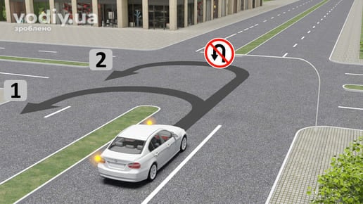 Дорожній знак 3.24 «Розворот заборонено» перед перехрестям, білий автомобіль та дві траєкторії розвороту на дорозі з розділювальною смугою.