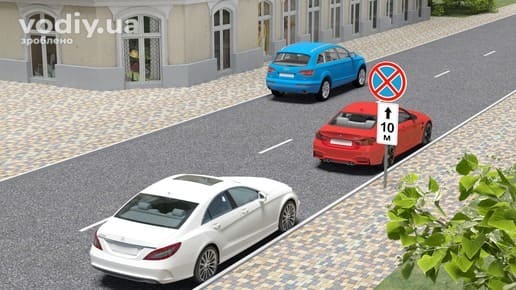 Дорожній знак 3.34 «Зупинку заборонено» з табличкою 7.2.2, білий, червоний та синій автомобілі на дорозі в населеному пункті.