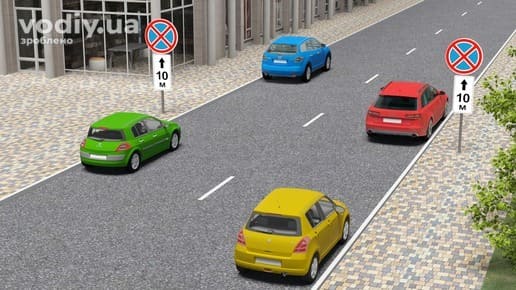 Дорожні знаки 3.34 «Зупинку заборонено» з табличками 7.2.2 «Зона дії», автомобілі на стоянці обабіч дороги в населеному пункті.