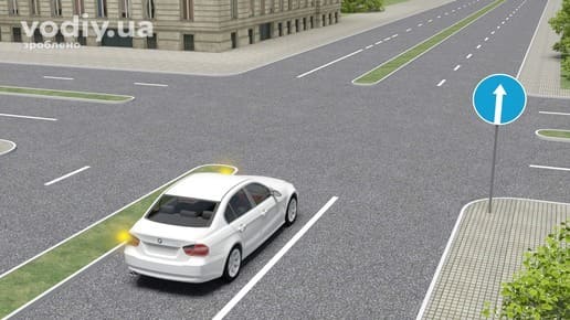 Дорожній знак 4.1 «Рух прямо» перед перехрестям з розділювальною смугою, білий автомобіль з увімкненим лівим покажчиком повороту.