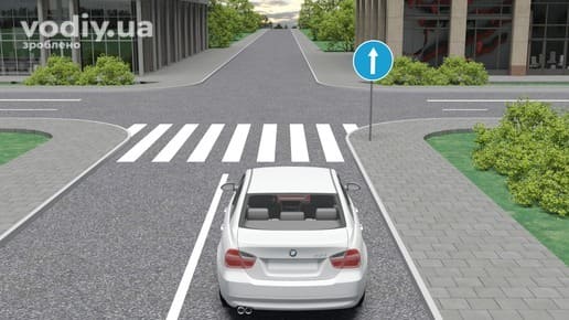 Білий автомобіль перед перехрестям, дорожній знак 4.1 «Рух прямо», пішохідний перехід та край проїзної частини.