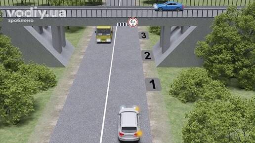 Білий автомобіль перед шляхопроводом, дорожній знак 3.18, варіанти місць для зупинки на узбіччі, вантажівка та синє авто на мосту.