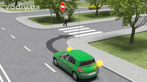 Зелений автомобіль з увімкненим покажчиком повороту перед перехрестям, дорожній знак 3.21 «В'їзд заборонено» над першим проїздом праворуч.