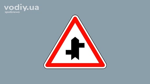 Дорожній знак 1.23.4 «Прилягання другорядної дороги» з лівого та правого боку на білому фоні з червоною облямівкою.