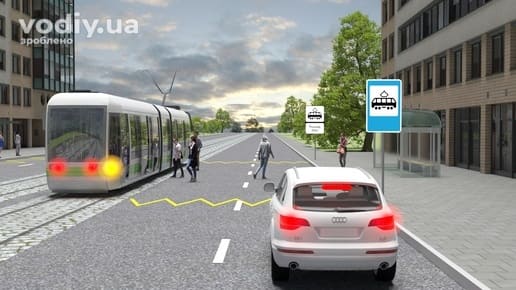 Дорожній знак 5.46.1 «Пункт зупинки трамвая», білий автомобіль перед трамваєм на зупинці, пішоходи на проїзній частині біля відчинених дверей.