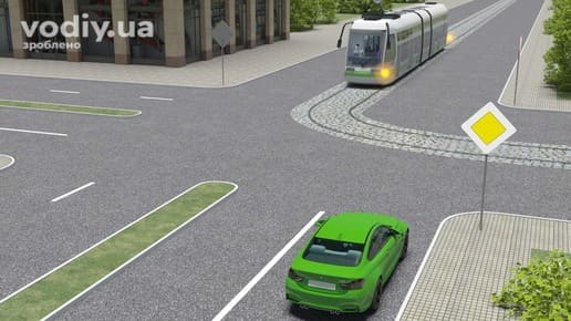 Зелений автомобіль та трамвай на перехресті, дорожній знак 2.3 «Головна дорога», трамвайна колія повертає ліворуч.