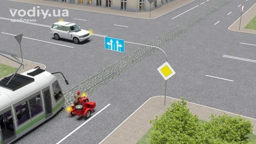 Черговість проїзду нерегульованого перехрестя, дорожні знаки: 2.3 «Головна дорога», 5.16 «Напрямки руху по смугах», трамвай, мотоцикл та білий автомобіль.