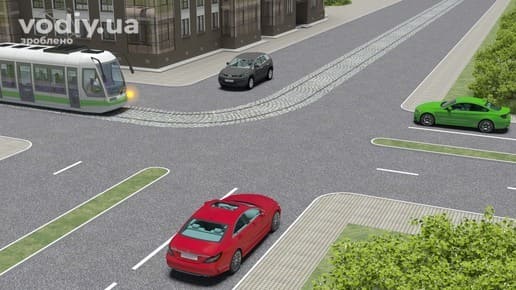 Червоний, зелений, чорний автомобілі та трамвай на рівнозначному перехресті, черговість проїзду за правилом правої руки.