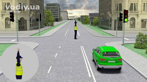 Регулювальник з піднятою вгору рукою на перехресті, зелений автомобіль, увімкнений зелений сигнал світлофора.