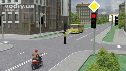 Регулювальник на перехресті, працюючий світлофор та дорожній знак 2.3 «Головна дорога»