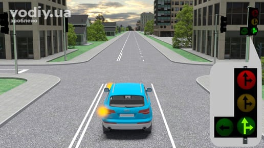 Синій автомобіль перед перехрестям, увімкнений зелений сигнал світлофора з контурними стрілками прямо та праворуч, вимкнена додаткова секція ліворуч.