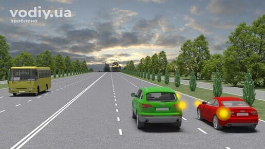Одночасне перестроювання зеленого та червоного автомобілів на дорозі з кількома смугами руху, увімкнені покажчики поворотів.