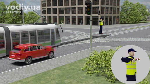 Регулювальник на перехресті, руки розведені в сторони, трамвай та червоний автомобіль перед світлофором із увімкненим червоним сигналом.