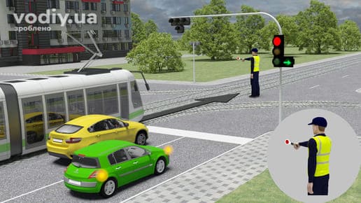 Регулювальник на перехресті, трамвай, жовтий та зелений автомобілі, червоний сигнал світлофора з увімкненою зеленою стрілкою праворуч.