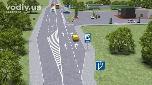 Дорожні знаки: 5.20.1 «Початок додаткової смуги руху», 6.7.1 «Автозаправні станції», 5.16 «Напрямки руху по смугах». Автомобілі біля АЗС на дорозі.