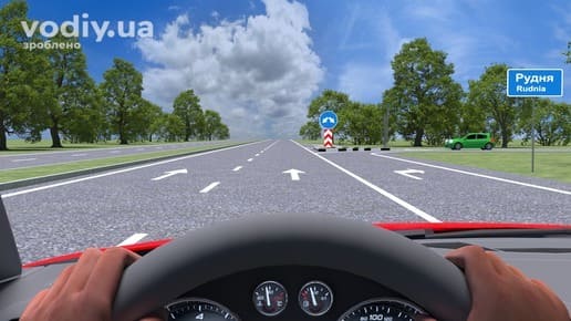 Руки водія на кермі автомобіля під час тривалої поїздки трасою, дорожні знаки 4.9 «Об’їзд перешкоди з правого або лівого боку», 5.51 «Початок населеного пункту»