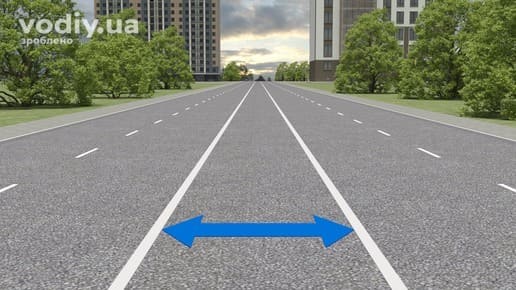 Розділювальна смуга між суміжними проїзними частинами дороги, позначена двома суцільними лініями та синьою стрілкою.
