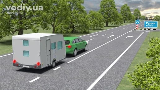 Дорожні знаки: 5.51 «Початок населеного пункту», 4.10 «Круговий рух», 1.4.1 «Напрямок повороту», рух автомобіля з причепом поза населеним пунктом