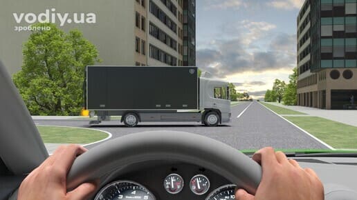 Вантажний автомобіль виїжджає на дорогу перед водієм, створення аварійної ситуації на перехресті