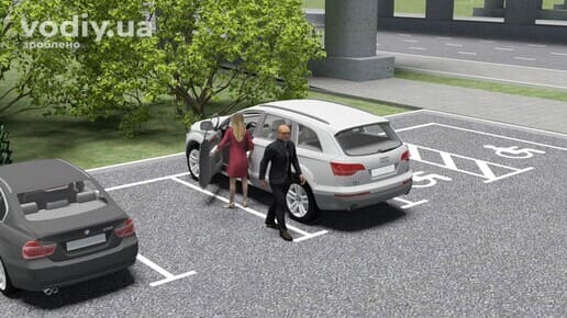 Налаштування місця водія перед поїздкою, зміна водіїв на майданчику для стоянки, білий автомобіль з відчиненими дверима.