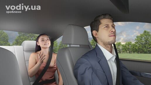 Розмова пасажира з водієм під час руху автомобіля, водій та пасажирка пристебнуті ременями безпеки в салоні авто.