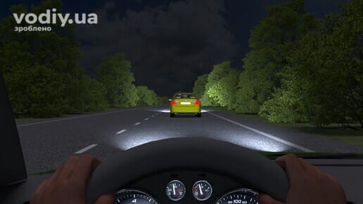 Рух автомобіля вночі з увімкненим ближнім світлом фар, дистанція до транспортного засобу попереду на заміській дорозі.