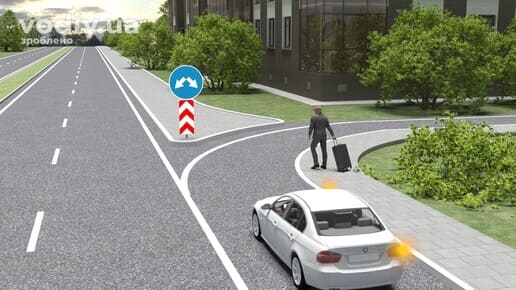 Пішохід з валізою біля проїзної частини, дорожні знаки: 4.9 «Об’їзд перешкоди з правого або лівого боку», 1.4.3 «Напрямок повороту»