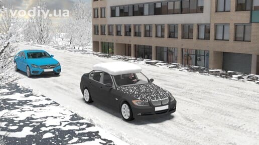 Сніг на даху автомобіля взимку під час руху по засніженій дорозі