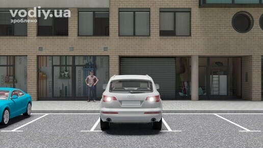 Білий автомобіль на парковці з увімкненими ліхтарями заднього ходу білого кольору, край проїзної частини та тротуар.