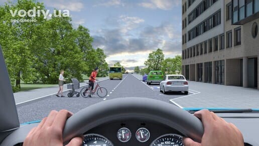 Пішоходи з дитячим візком та велосипедом переходять дорогу поза пішохідним переходом, дії водія для безпеки руху