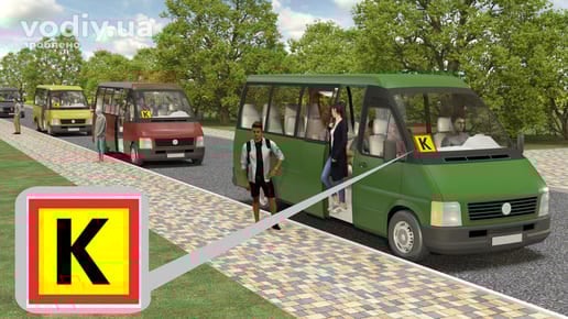 Колона автобусів з розпізнавальним знаком Колона зупинилася біля краю проїзної частини, пасажири виходять з транспортних засобів.