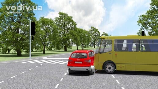 Зіткнення червоного автомобіля та жовтого автобуса на перехресті, дорожньо-транспортна пригода біля пішохідного переходу.