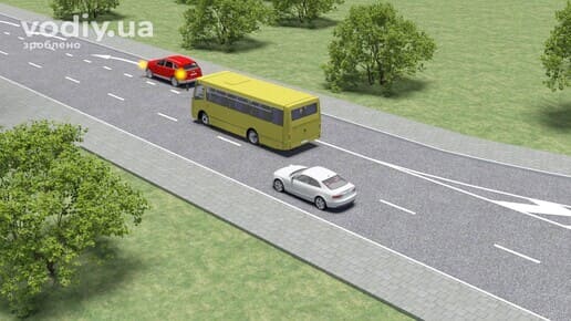 Червоний автомобіль на смузі розгону, жовтий автобус та біле авто на головній дорозі, перестроювання у транспортний потік.