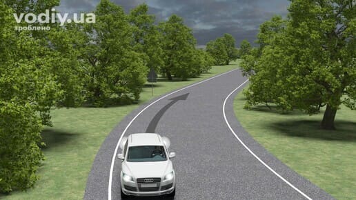 Білий автомобіль на ділянці дороги з небезпечним поворотом та обмеженою оглядовістю, рух заднім ходом по траєкторії стрілки.