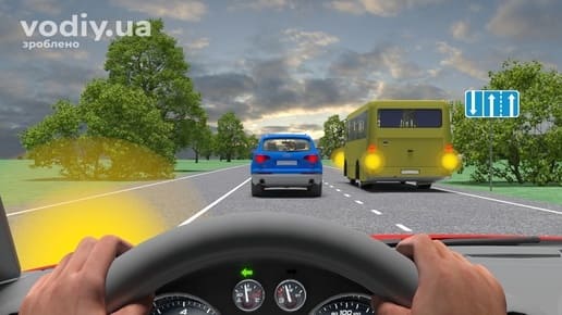 Дорожній знак 5.17.2 «Напрямок руху по смугах», синій автомобіль та автобус на дорозі з двома смугами в одному напрямку.