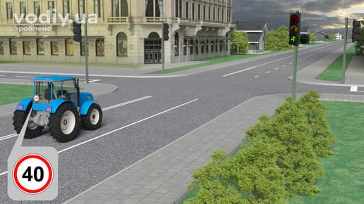 Трактор із розпізнавальним знаком обмеження швидкості 40 км/год на дорозі перед перехрестям, зелений сигнал світлофора з додатковою секцією.