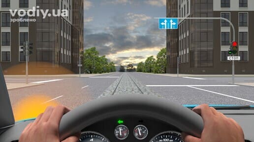 Дорожній знак 5.16 «Напрямки руху по смугах», трамвайна колія посеред дороги, червоний сигнал світлофора та увімкнений лівий покажчик повороту.