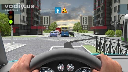 Дорожні знаки: 5.5 «Дорога з одностороннім рухом», 1.10 «Нерівна дорога», зелений сигнал світлофора, трамвайні колії відокремлені газоном.