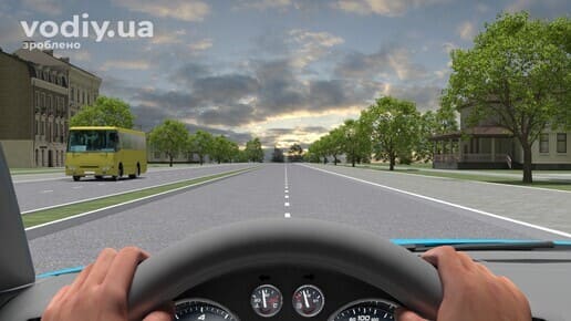 Автомобіль рухається посередині дороги, наїзд на переривчасту лінію розмітки 1.5, жовтий автобус на зустрічній смузі.