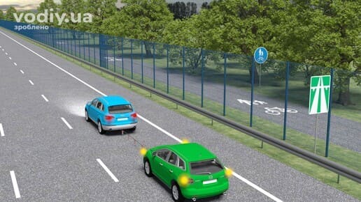 Буксирування автомобіля на гнучкому зчепленні, дорожні знаки: 5.1 «Автомагістраль», 4.17 «Доріжка для пішоходів і велосипедистів».
