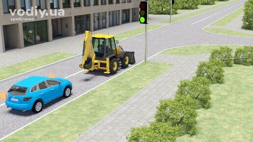 Синій автомобіль з увімкненим лівим покажчиком повороту та трактор перед регульованим перехрестям, зелений сигнал світлофора.