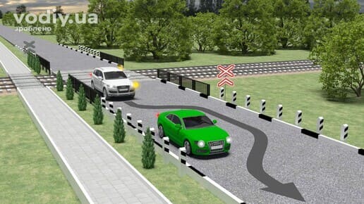 Зелений автомобіль виїжджає на зустрічну смугу для обгону білого авто після залізничного переїзду, дорожній знак 1.30 «Багатоколійна залізниця».