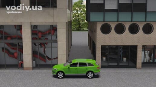 Зелений автомобіль на стоянці навпроти вузького проїзду між будівлями, правила зупинки та стоянки транспортних засобів.