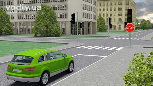 Зелений автомобіль перед перехрестям, вимкнений світлофор, дорожній знак 2.2 «Проїзд без зупинки заборонено» та розмітка 1.12 (стоп-лінія).